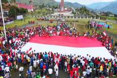 Puncak Jaya bentangkan bendera Merah Putih sepanjang 9x18 meter 